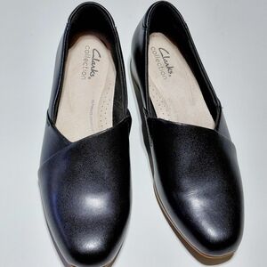 CLARKS Women's Juliet Palm Black Leather Loafers - 7M